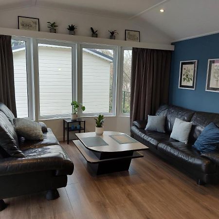 Modern En Chic Chalet Tot 4 Personen Op De Veluwe Recreatiepark De Oude Driest بوتِنْ المظهر الخارجي الصورة