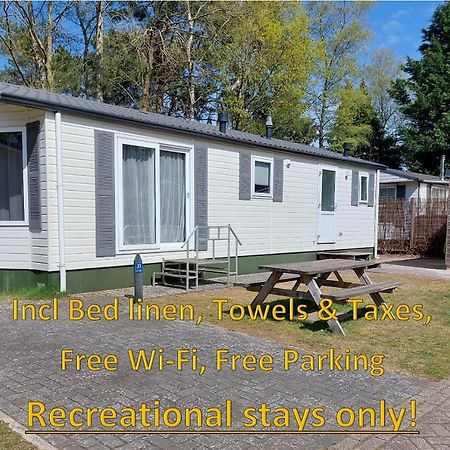 Modern En Chic Chalet Tot 4 Personen Op De Veluwe Recreatiepark De Oude Driest بوتِنْ المظهر الخارجي الصورة